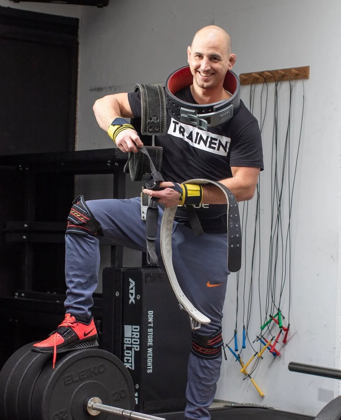 Powerlifting- en krachtcoach Bram Strik in de trainingsruimte
