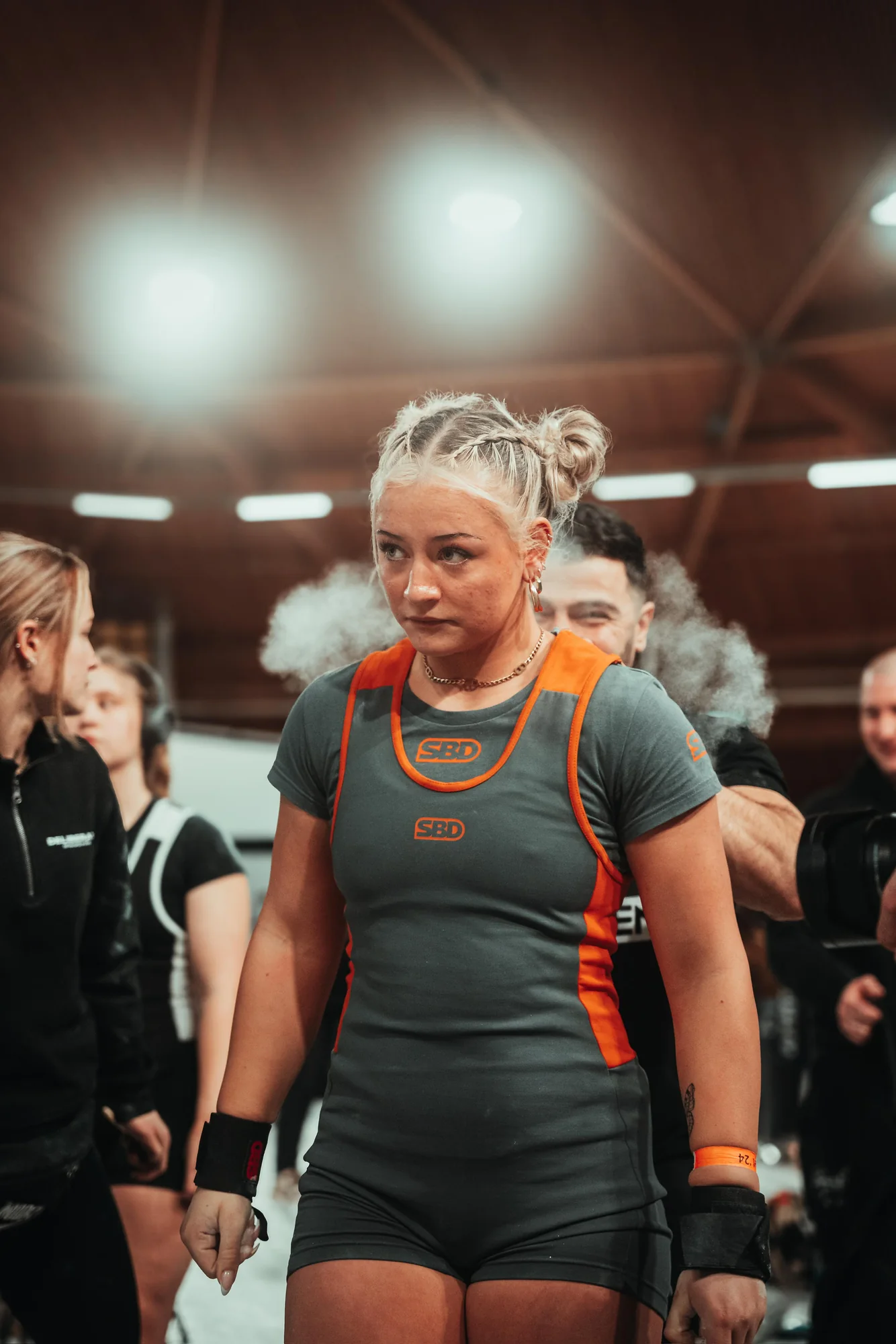 Powerliftster concentreert zich vlak voor haar wedstrijdlift