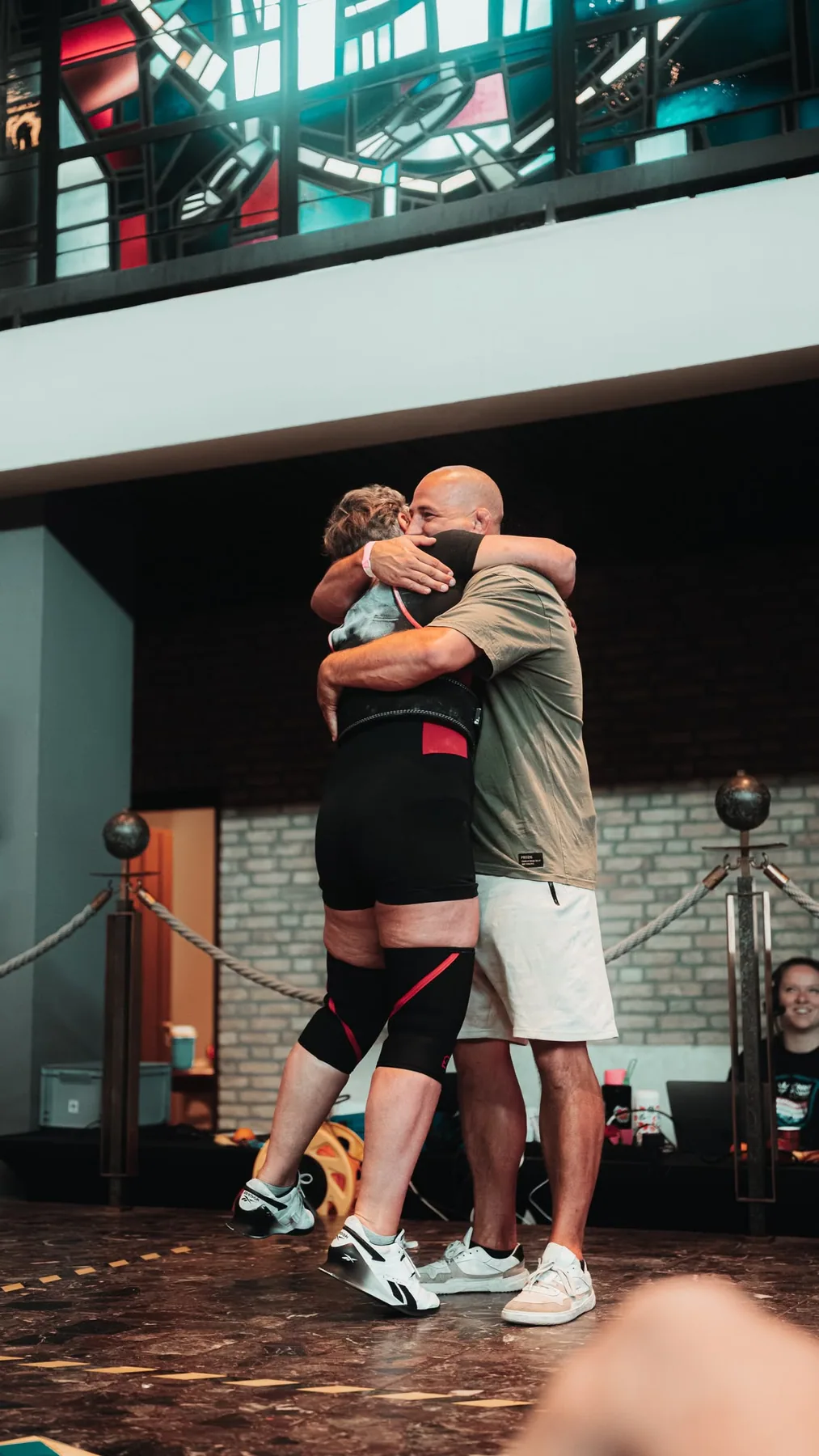 Wytzia Soetenhorst en coach Bram Strik omhelzen elkaar op een powerliftingwedstrijd