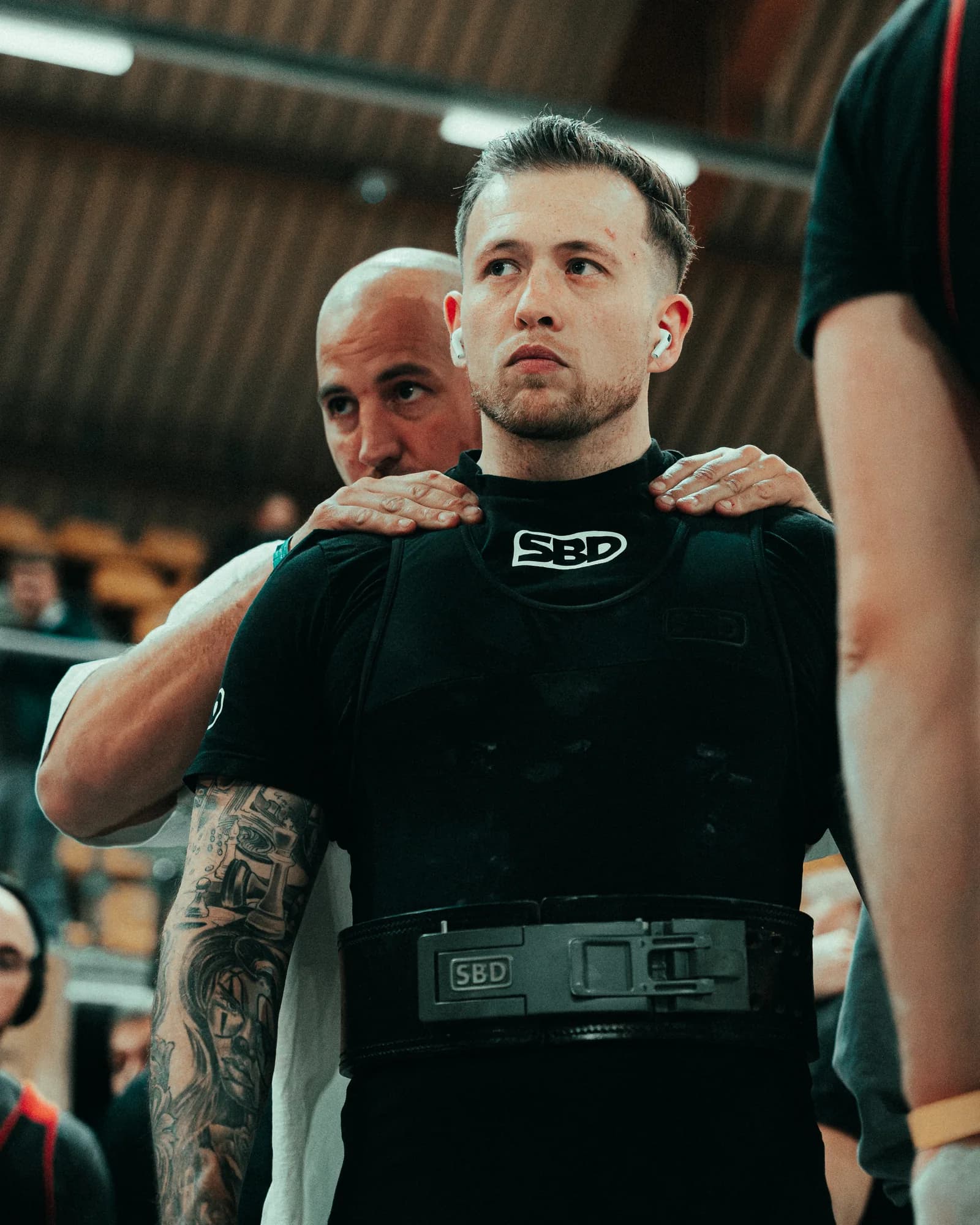 Bram Strik begeleidt een powerlifter tijdens de voorbereiding op zijn wedstrijdpoging