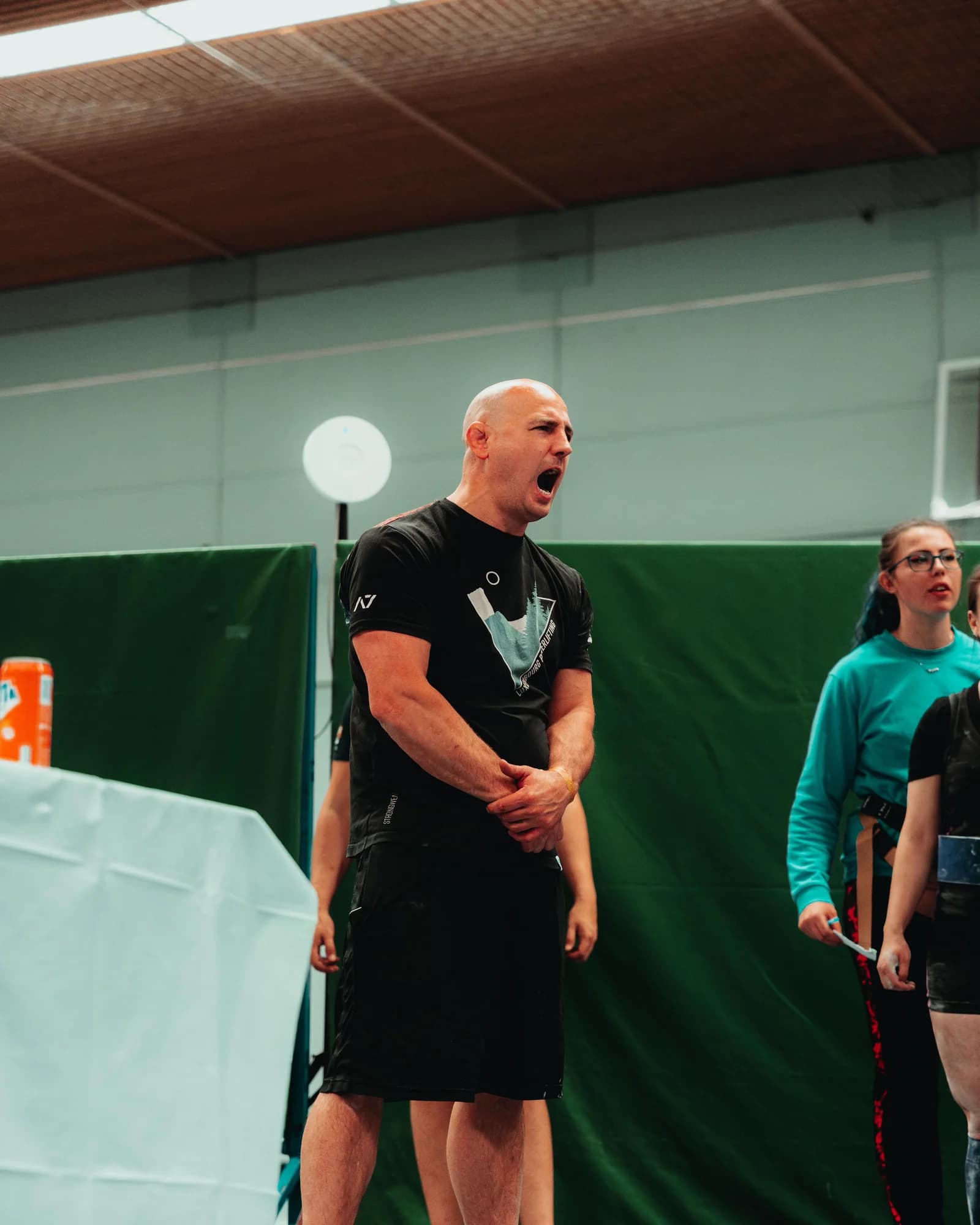 Bram Strik coacht langs het platform tijdens een lift