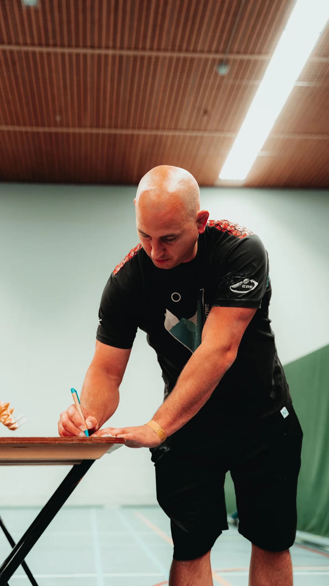 Bram Strik noteert de wedstrijdpogingen van zijn atleten